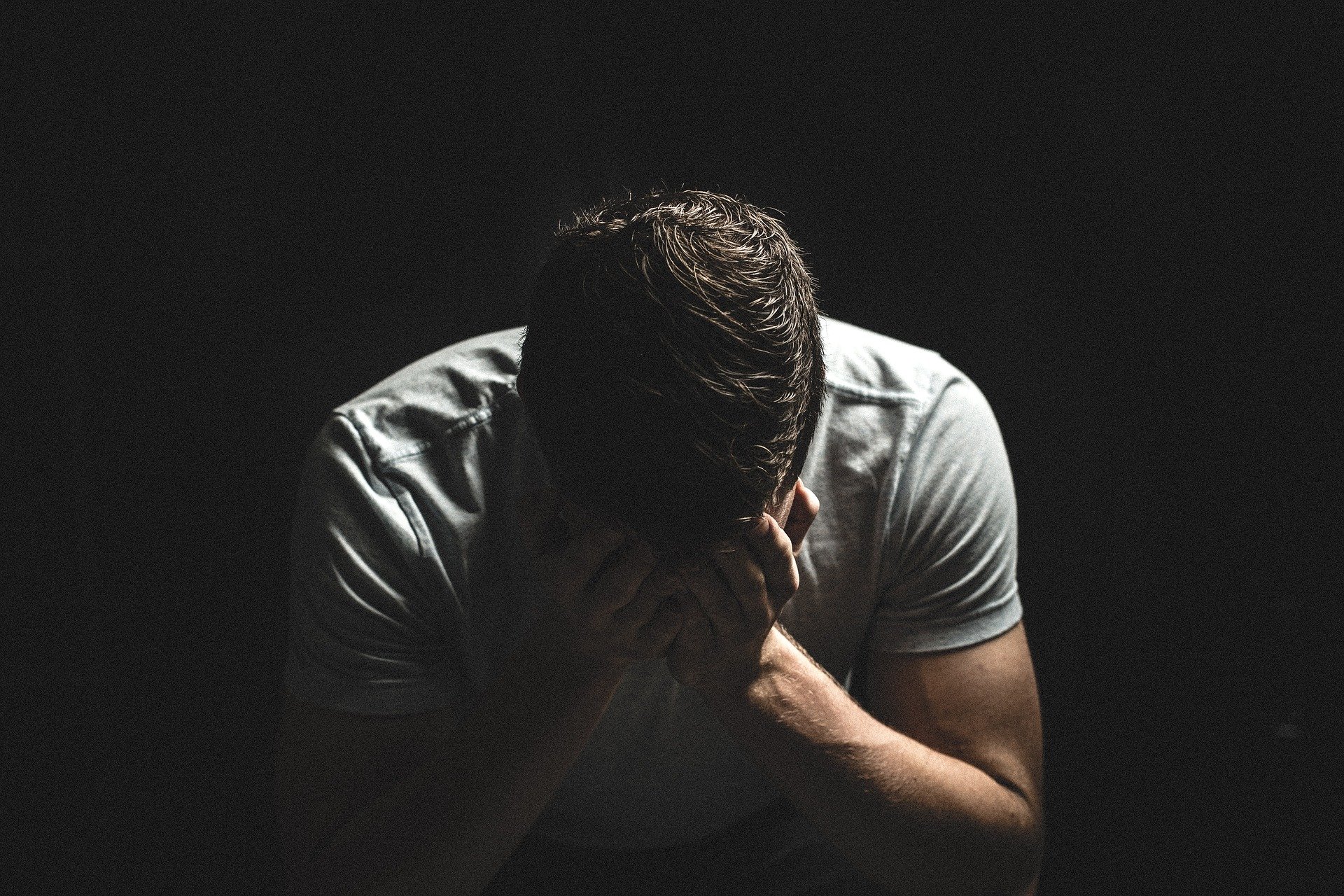 4 étapes que tous les hommes traversent pour se remettre d’une rupture difficile